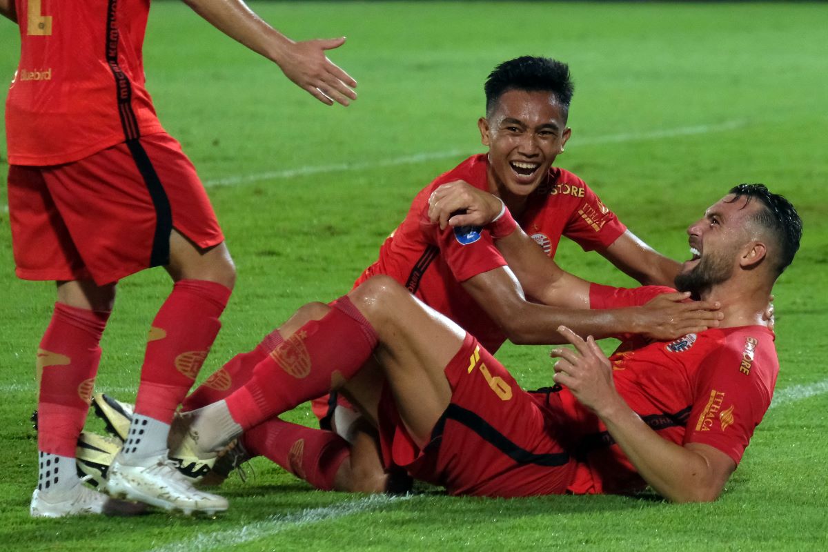 Para pemain Persija Jakarta berselebrasi usai mencetak gol.