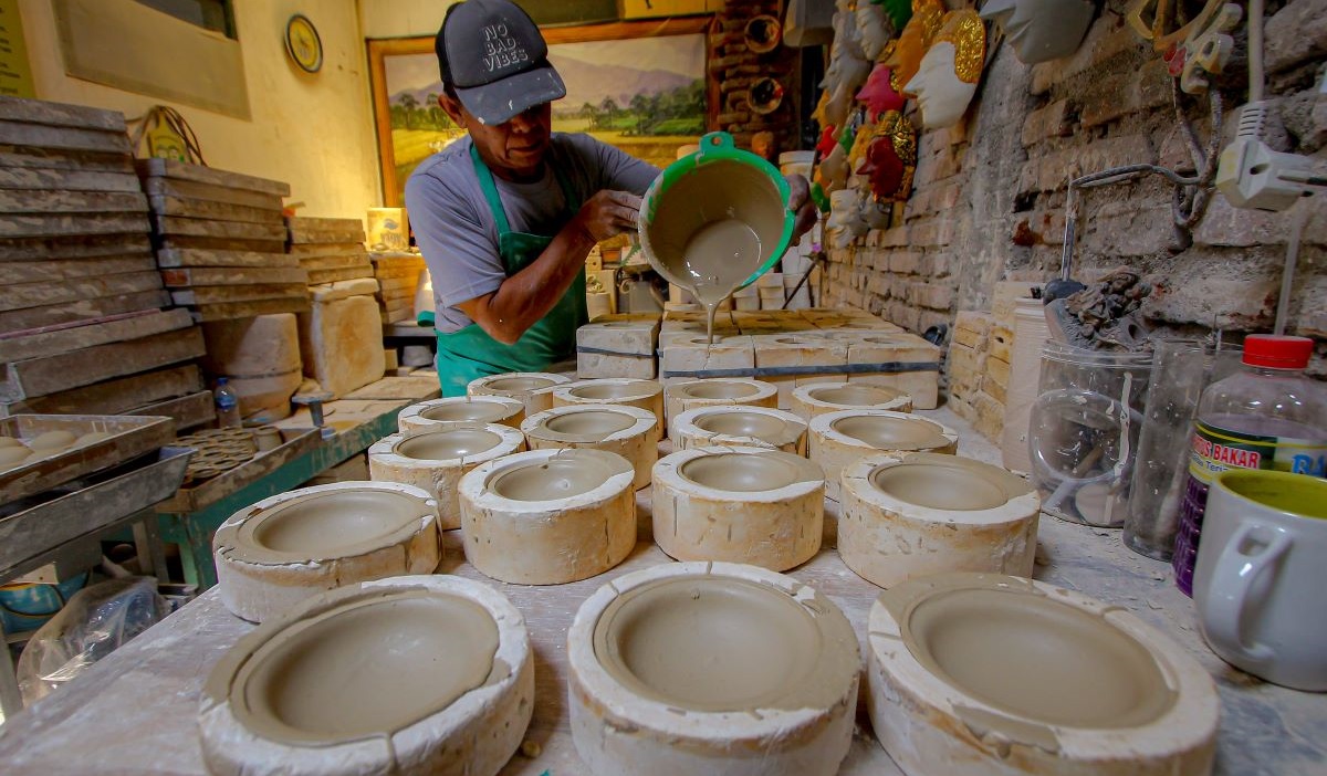 Perajin menyelesaikan pembuatan keramik di sentra keramik Dinoyo, Malang, Jawa Timur, Kamis (24/8/2023).