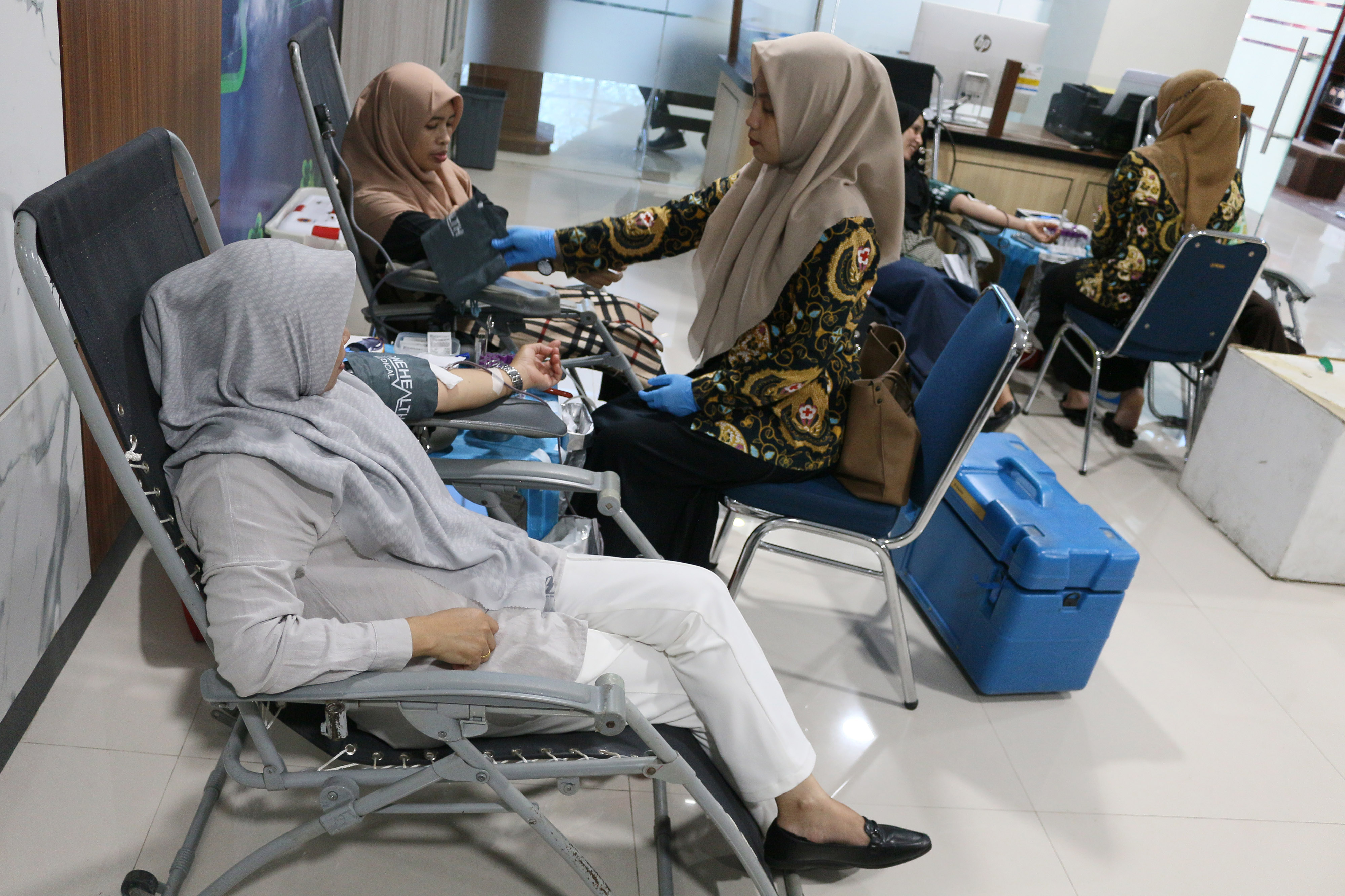 Sejumlah warga mendonorkan darahnya saat kegiatan donor darah di Banda Aceh, Aceh.