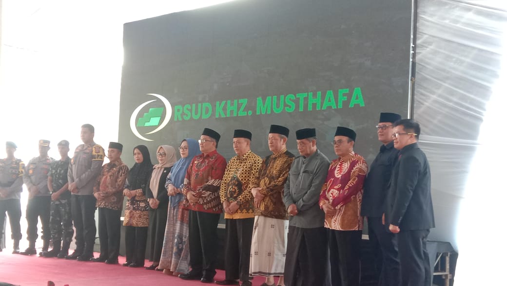 Bupati Tasikmalaya Ade Sugianto bersama para ulama dan direksi RSUD saat menghadiri pergantian nama RSUD SMC menjadi RSUD KHZ Musthafa.
