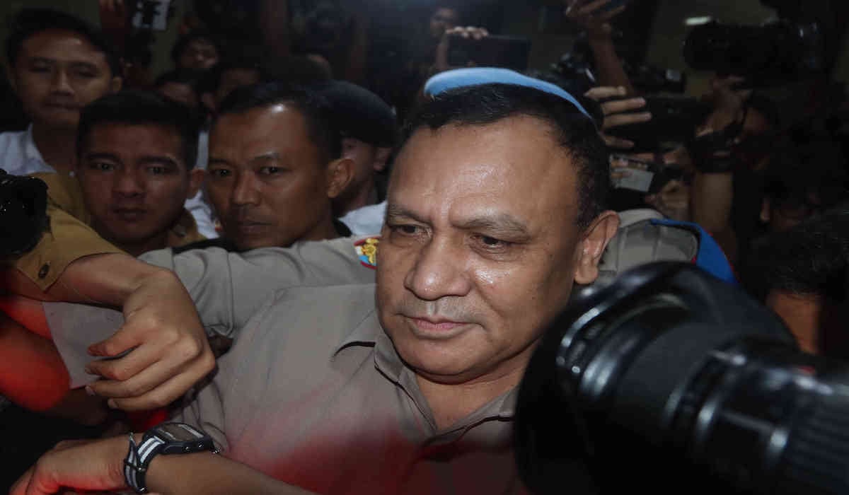 Firli Bahuri bermain badminton bareng Kevin Sanjaya Sukamuljo dan Marcus Fernaldi Gideon