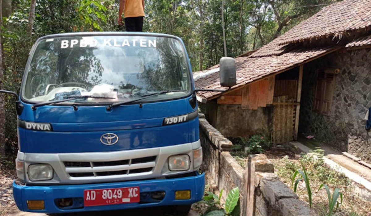 Mobil tangki BPBD Klaten menyalurkan bantuan air bersih di wilayah