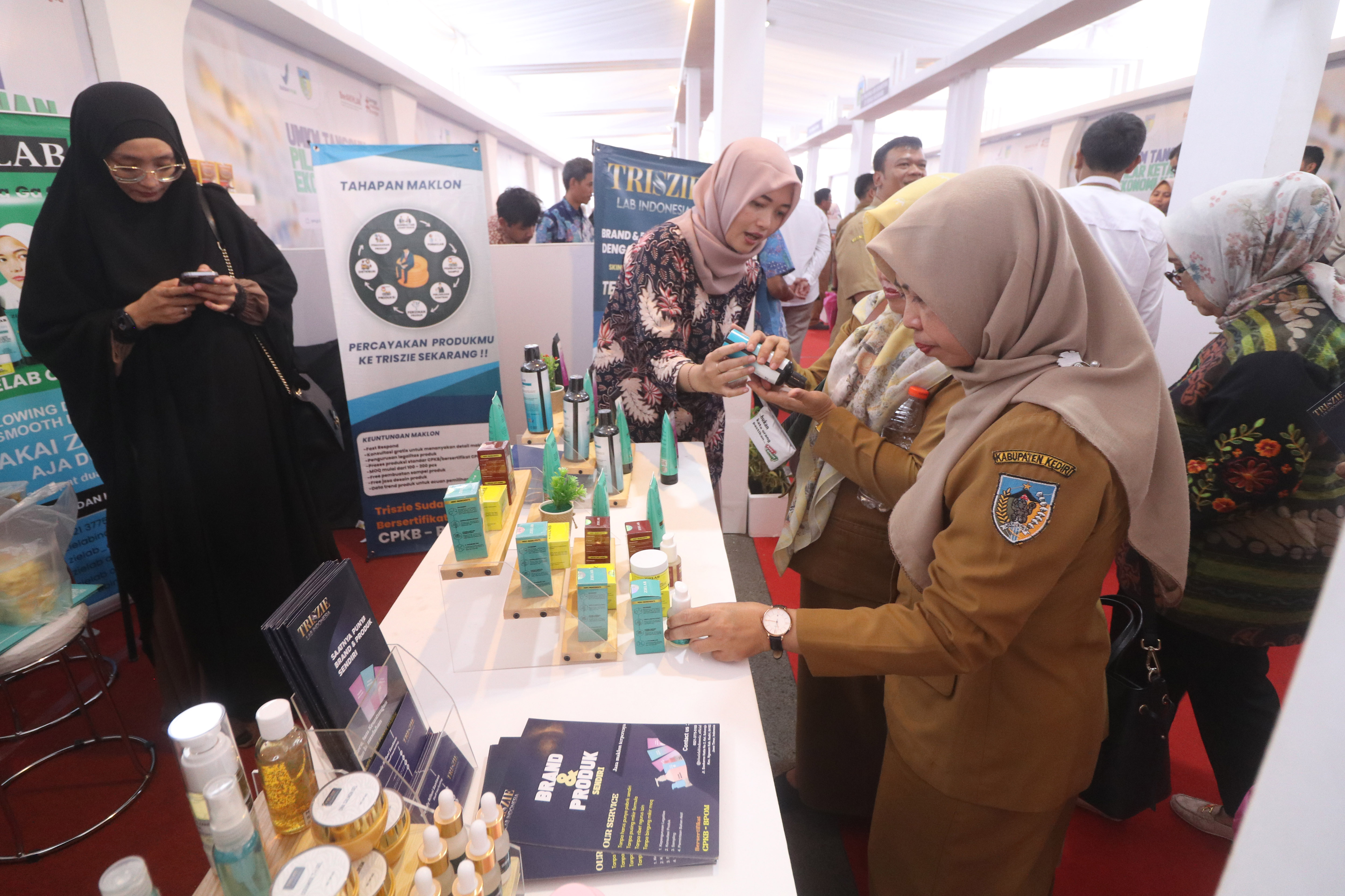 Pengunjung memilih kosmetik saat pameran obat tradisional, kosmetik, dan pangan olahan .