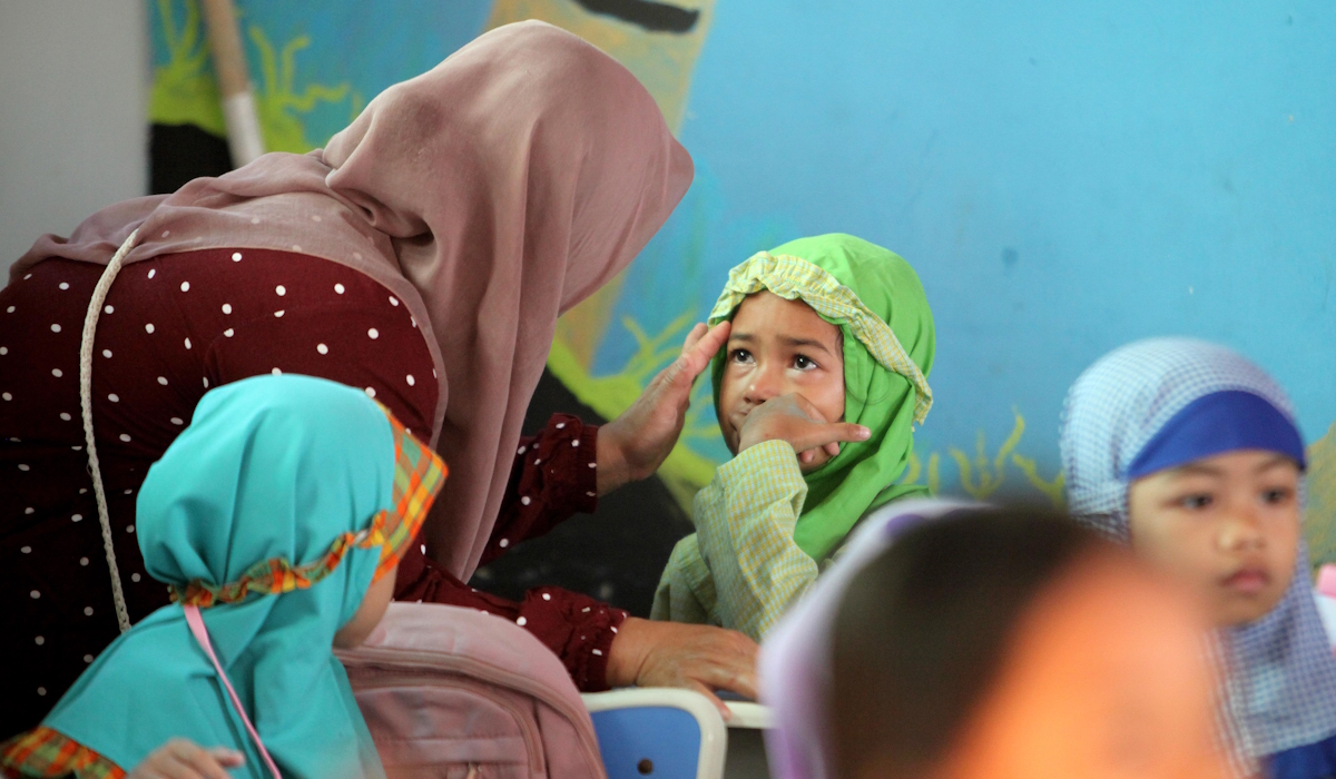 Orangtua mendampingi anak-anaknya saat pertama kali bersekolah di SD Negeri 