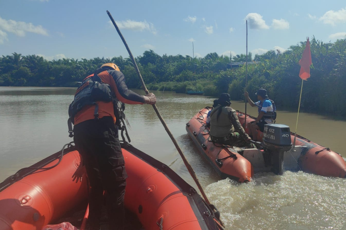 Tim sar pangkalpinang cari korban di serang buaya di sungai Bukit Layang Bangka.