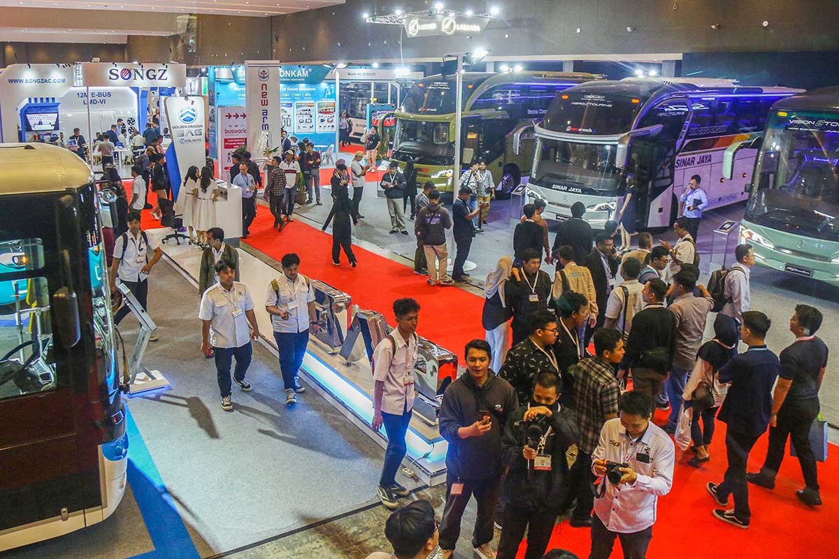 Pengunjung mengamati berbagai jenis bus dari berbagai negara di ajang Pameran Busworld Southeast Asia 2024 di JIExpo, Kemayoran, Jakarta.