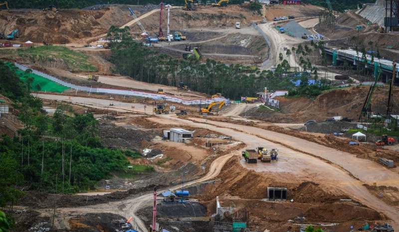 Suasana pembangunan jalan di istana presiden Ibu Kota Nusantara (IKN), Kabupaten Penajam Paser Utara, Kalimantan Timur, Senin (12/2/2024).
