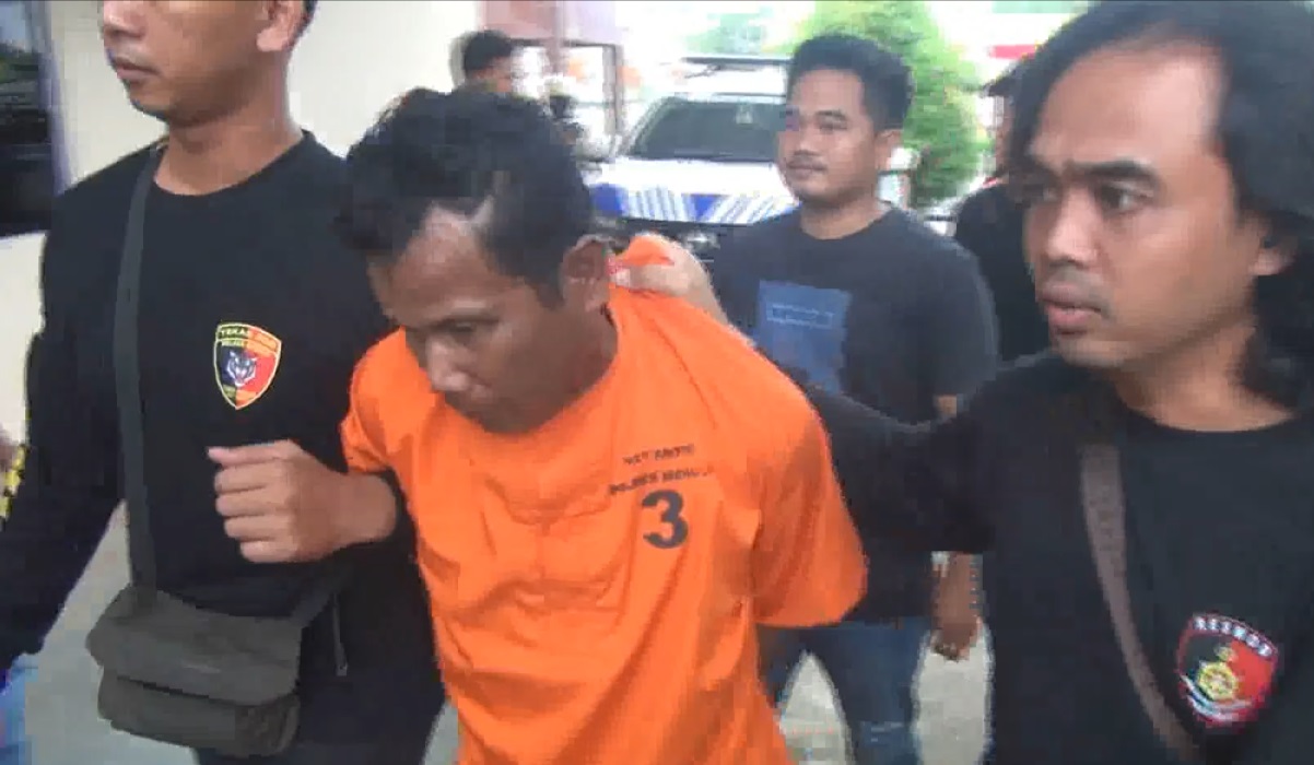 Pelaku yang ditangkap polisi.