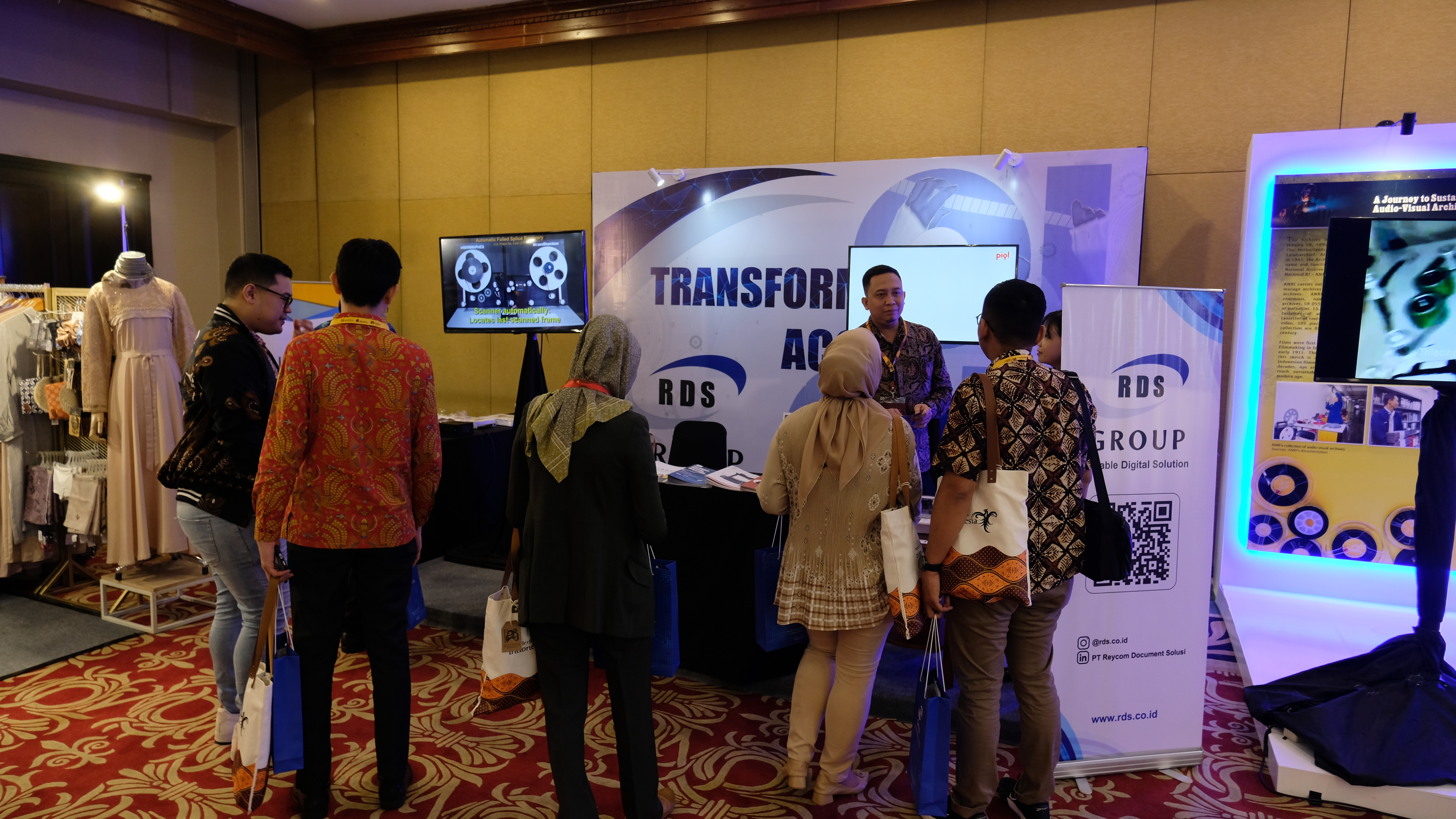 Booth RDS Group dipadati pengunjung yang ingin tahu lebih banyak tentang solusi yang ditawarkan.