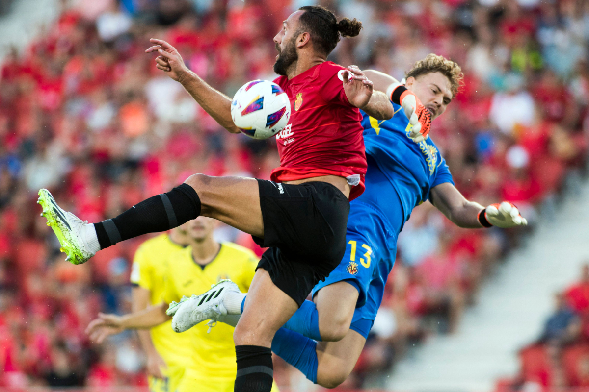 Penyerang Kosovar Real Mallorca #07 Vedat Muriqi bersaing dengan kiper Villarreal Denmark #13 Filip Jorgensen selama pertandingan sepak bola