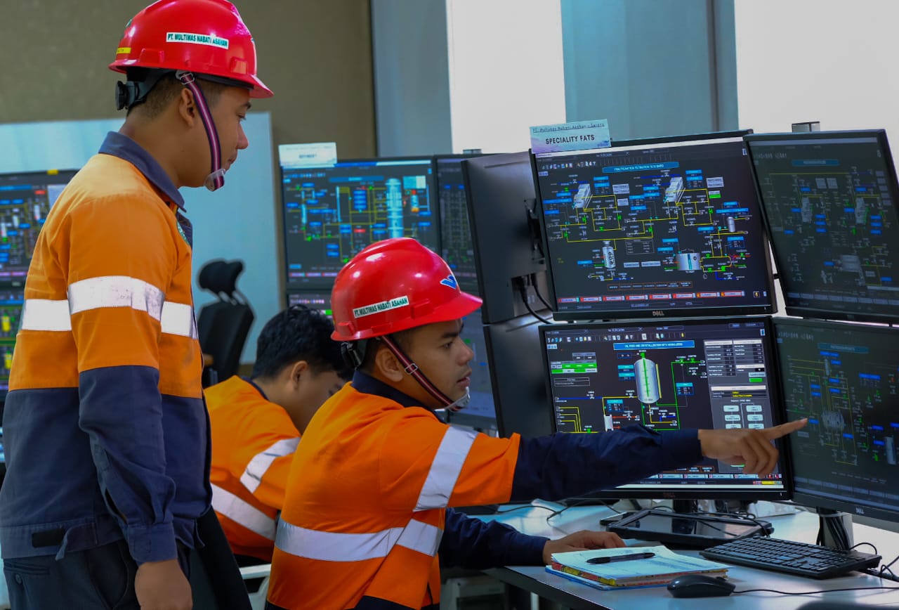 Para lulusan penerima Beasiswa Wilmar melakukan pekerjaannya di sejumlah perusahaan grup Wilmar.