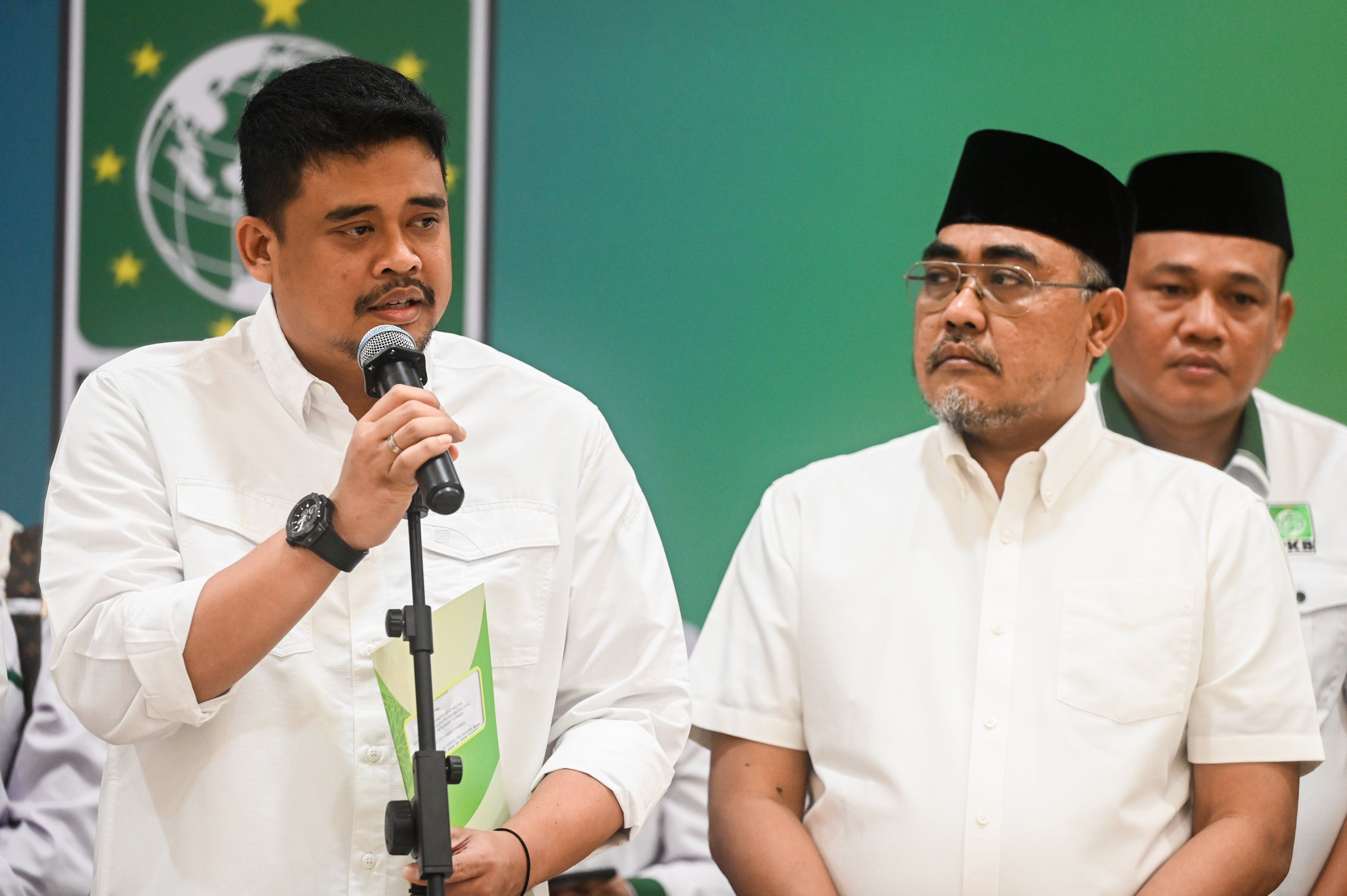 Wali Kota Medan Bobby Nasution (kiri) bersama Wakil Ketua Umum PKB Jazilul Fawaid (kanan) memberikan keterangan pers di kantor DPP PKB
