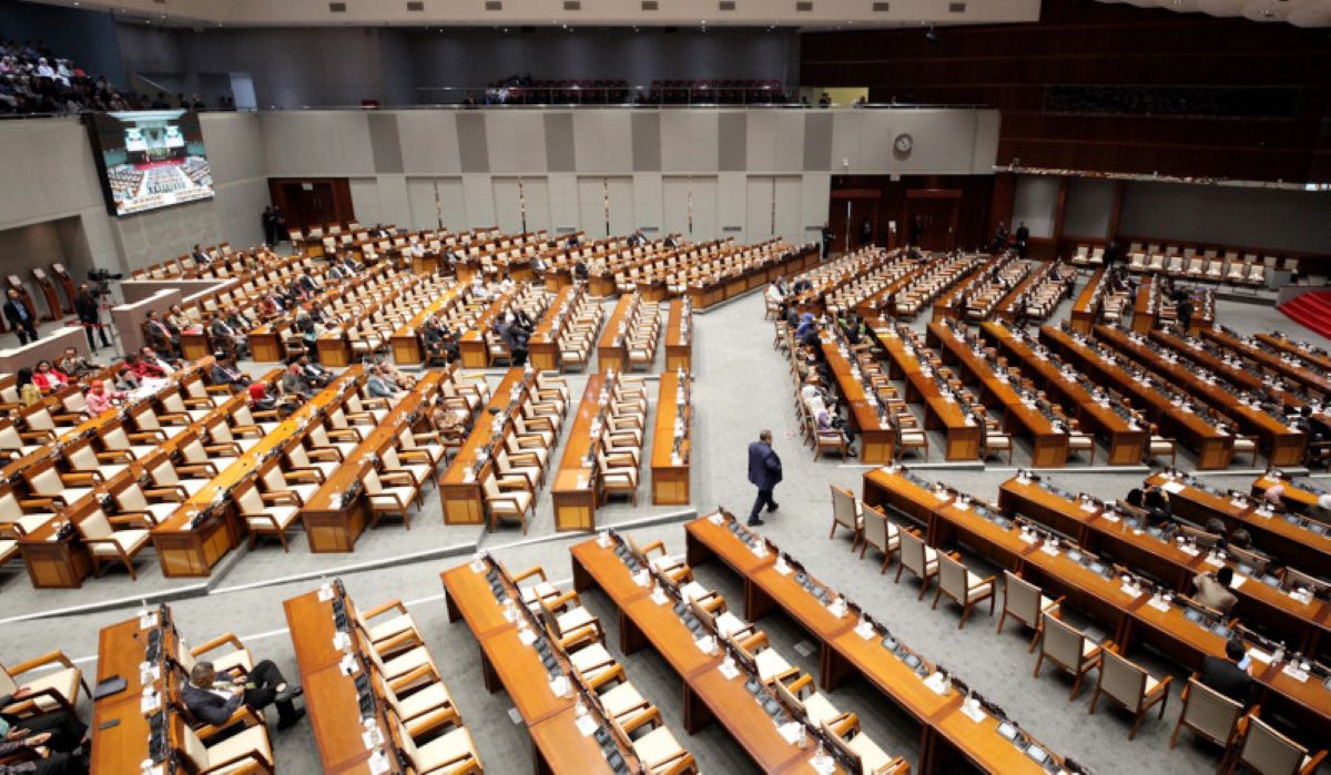 Anggota DPR RI hadir dalam rapat paripurna masa persidangan V Tahun 2023-2024 di Gedung Nusantara II.