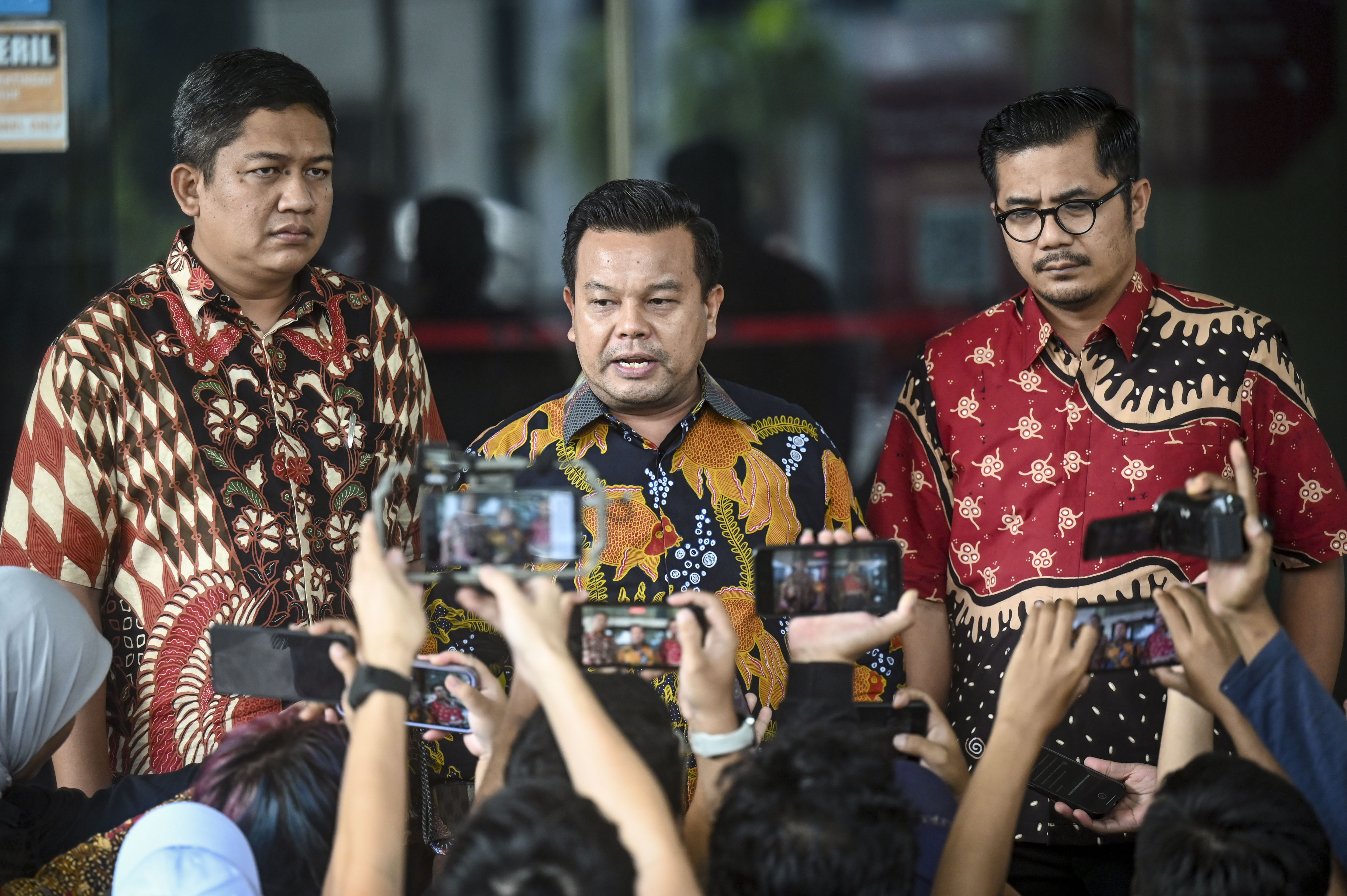 Tim hukum PDIP menyerahkan laporan dugaan pelanggaran kode etik yang dilakukan tim penyidik KPK ke Dewas KPK, Selasa (9/7/2024). 