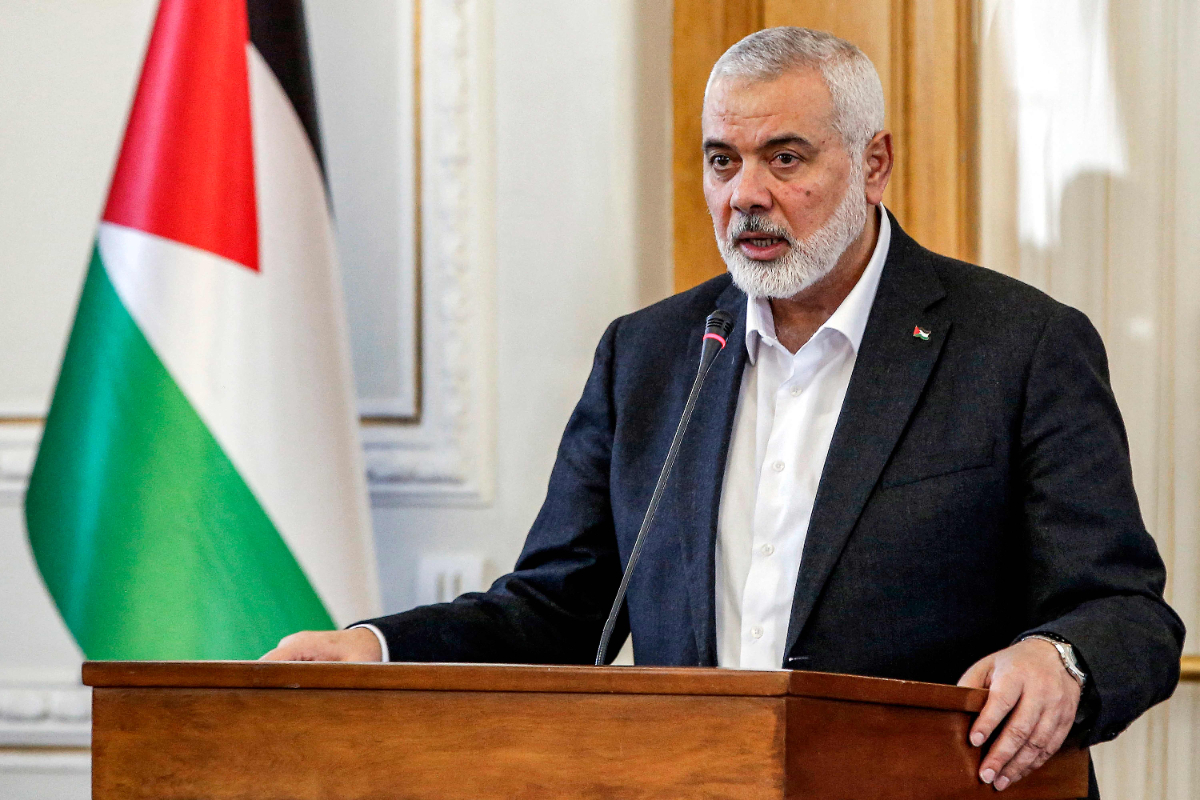 Ismail Haniyeh, kepala biro politik gerakan Islam Palestina Hamas yang berbasis di Doha, berbicara kepada pers setelah pertemuan dengan ment