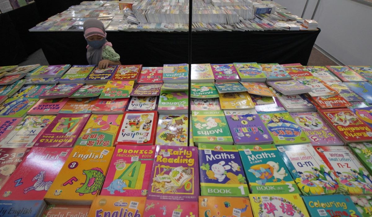 Seorang anak memilih buku untuk dibeli di salah satu stan saat Festival Hari Buku Nasional 2022 di Surabaya, Jawa Timur, Selasa (17/5/2022).