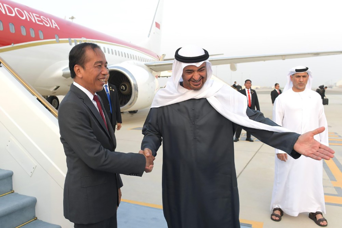 Presiden Jokowi tiba di Bandara Internasional Zayed, Abu Dhabi, Persatuan Emirat Arab (PEA) pada Selasa (16/7).
