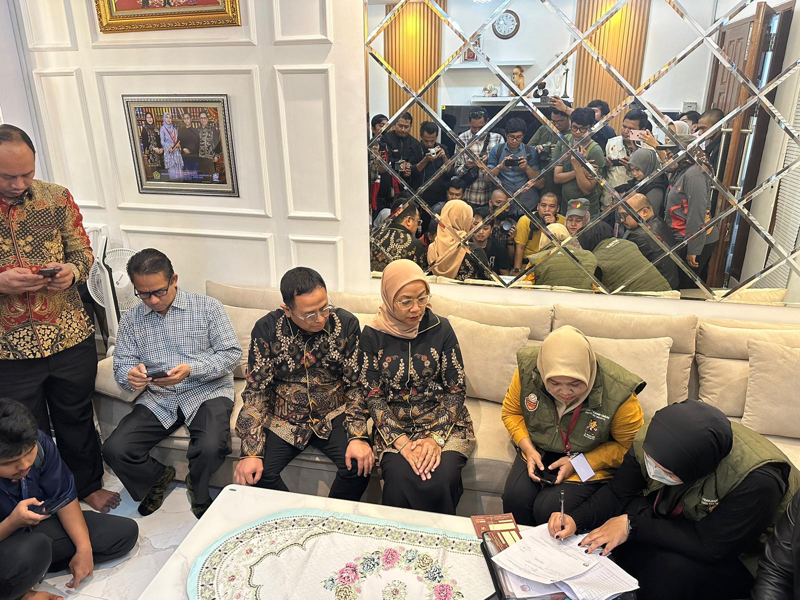 Anggota Bawaslu RI Puadi jalani kegiatan coklit Pilkada DKI di kediamannya