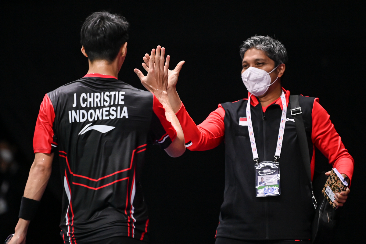 Pebulu tangkis tunggal putra Indonesia Jonatan Christie (kiri) bersalaman dengan pelatihnya Irwansyah (kanan) usai mengalahkan lawannya pebu