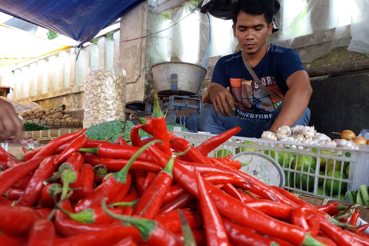 Seorang pedagang di pasar tradisional di Jalan Yulius Usman Kota Sukabumi, Jawa Barat, sedang menunggui barang jualannya. Saat ini harga sej