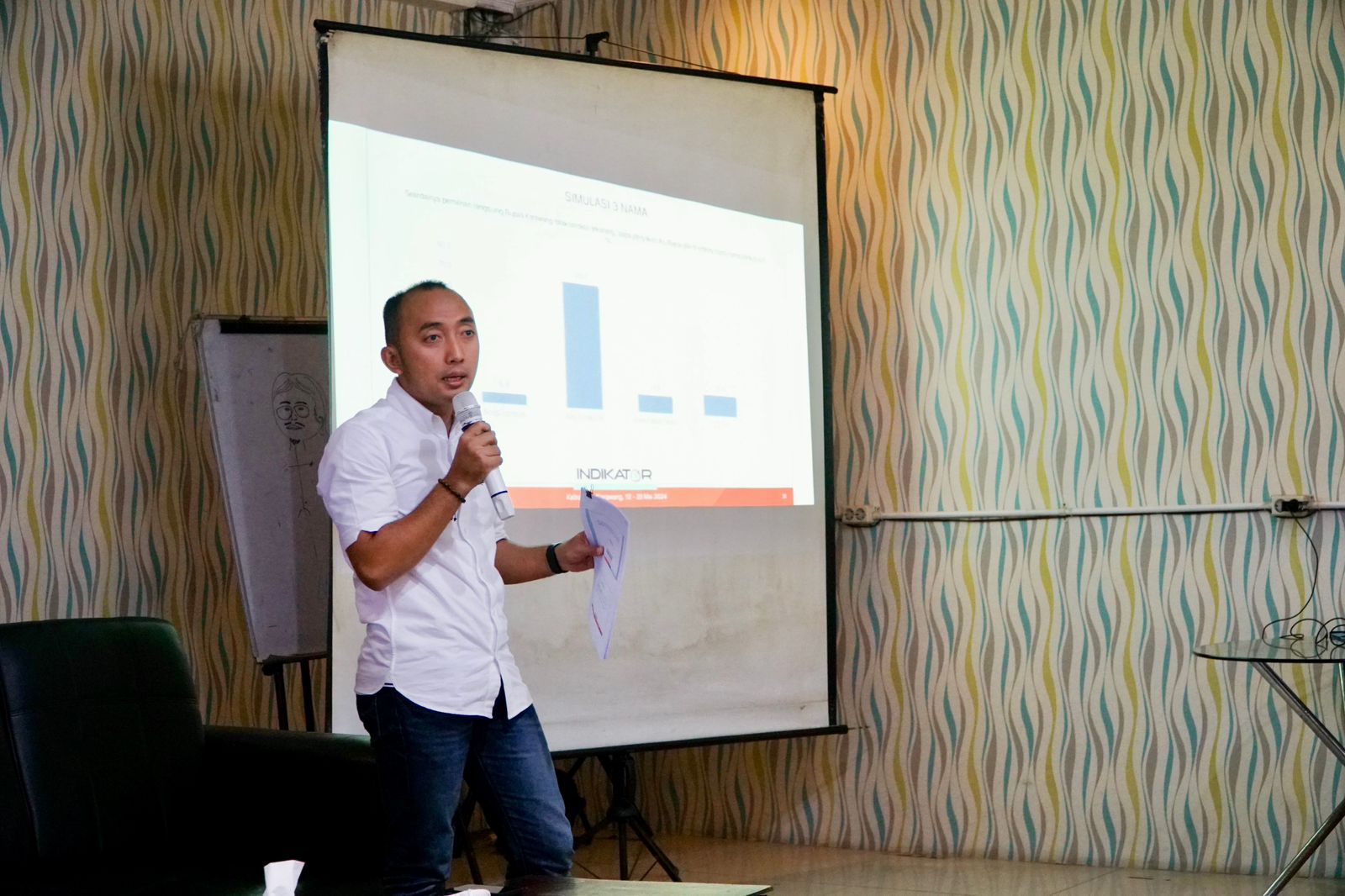 Ketua DPD NasDem Karawang Dian Fahrud Jaman menyampaikan hasil survei calon terkuat dalam Pilkada Karawang. 