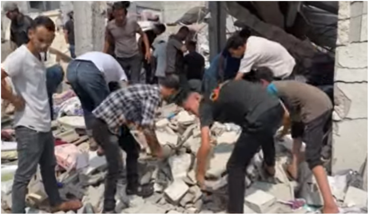 Pasukan Israel menyerang rumah di daerah az-Zawayda, di Gaza tengah, menewaskan sedikitnya 8 orang dan melukai lainnya.