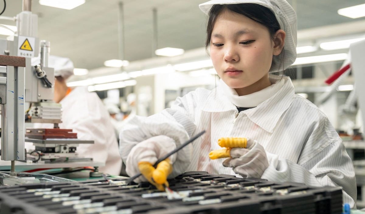 Ilustrasi produksi baterai litium.