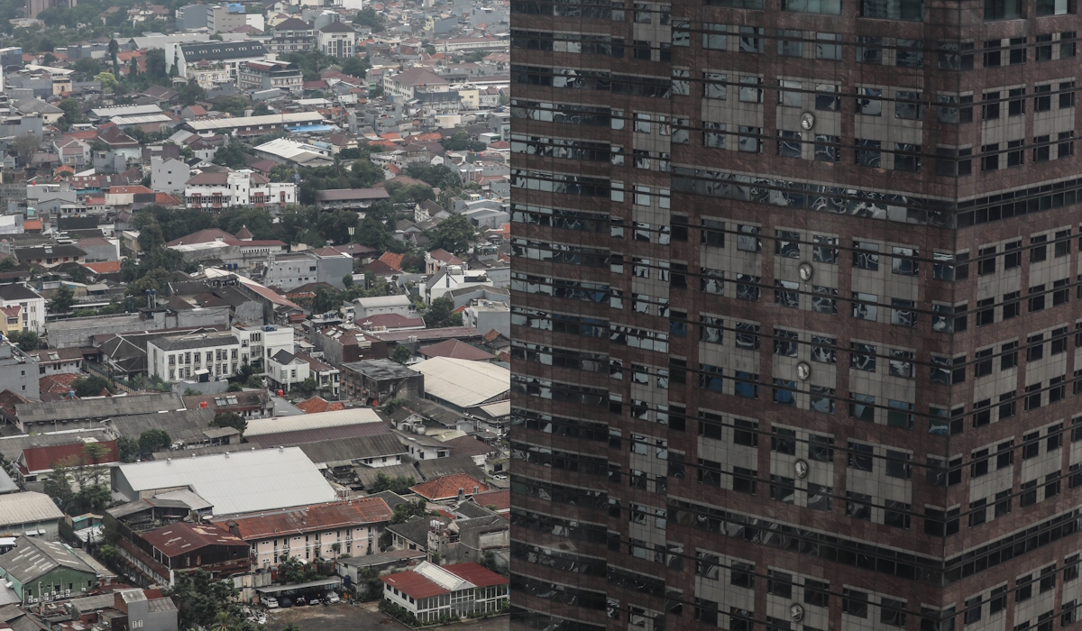 Suasana kota Jakarta yang penuh gedung bertingkat dan pemukiman penduduk 