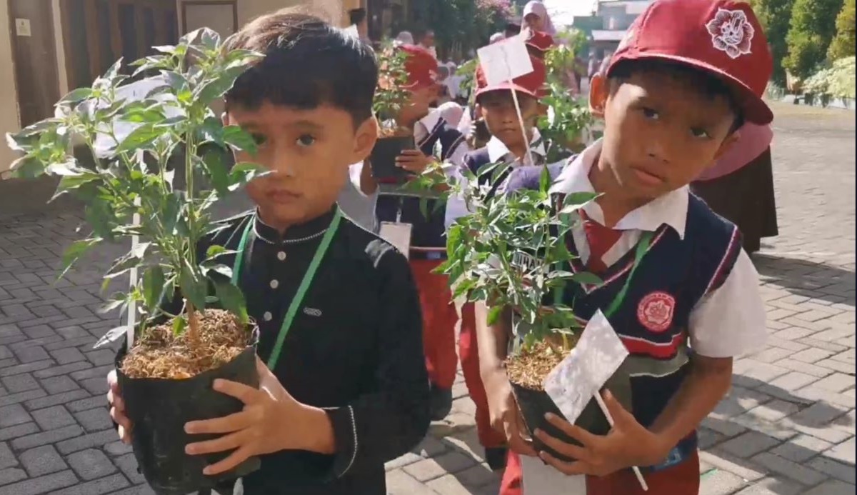 Sekolah dasar di Kabupaten Sidoarjo mengajak siswa barunya menanam aneka tanaman di halaman sekolah pada hari pertama masuk, Senin (15/7).