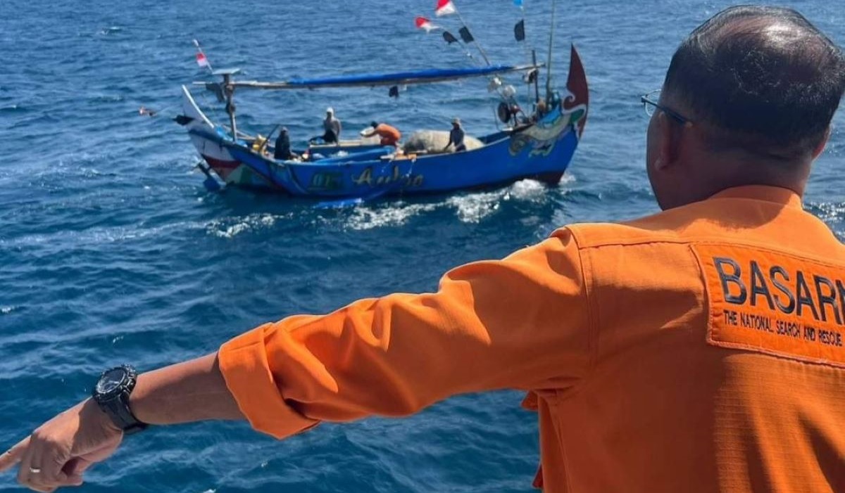 TIM SAR gabungan juga dibantu nelayan setempat masih melakukan pencarian terhadap ABK KM Soneta yang tenggelam.