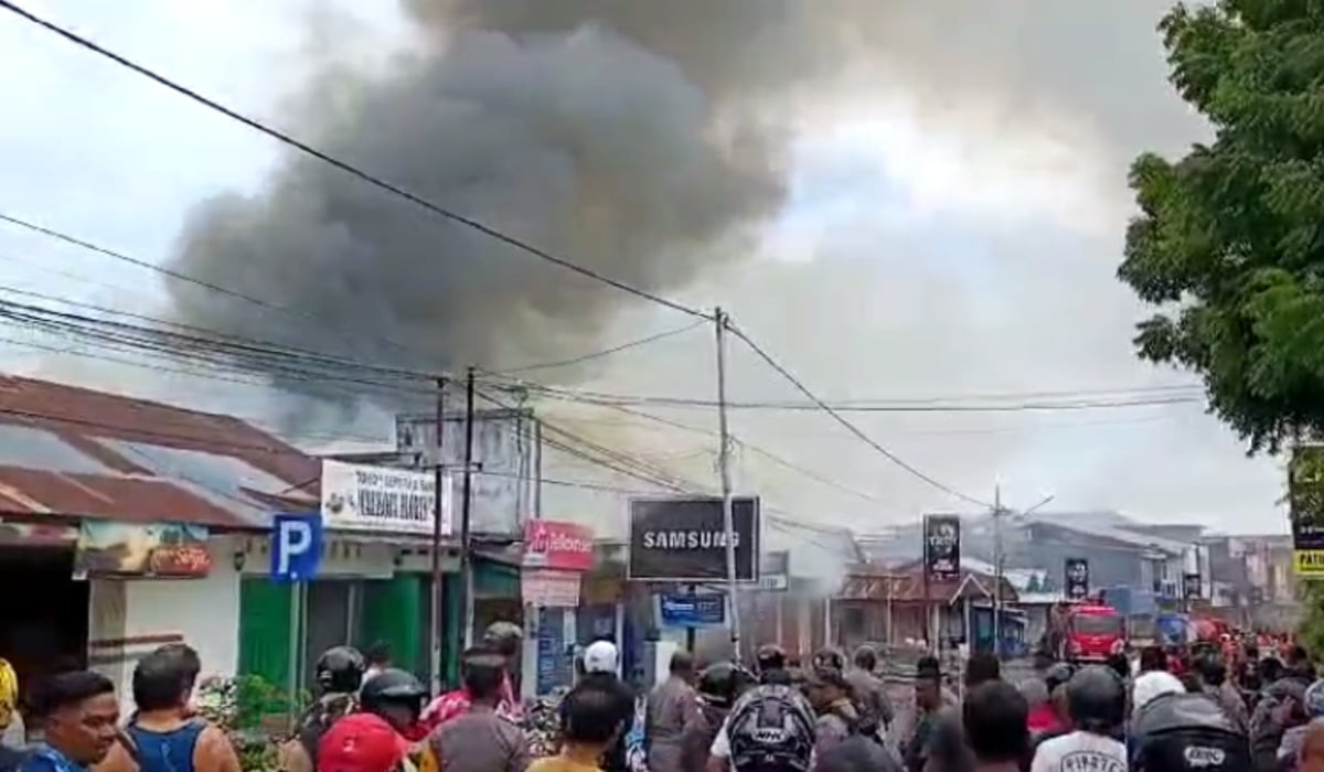 Kebakaran Hebat Landa Pusat Pertokoan di Maumere, NTT, 6 Ruko Dilalap Api