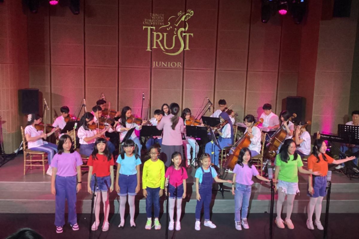 TRUST Junior Orchestra mempersembahkan sebuah pertunjukan istimewa bertajuk Senandung Masa Kecil. 