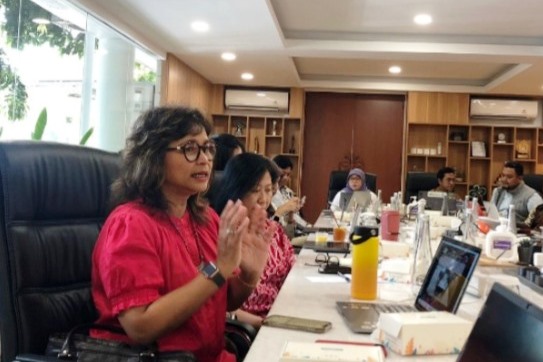 Presdir ISA dan Ketua ESG Task Force Kadin, Maria R Nindita Radyati, PhD memberi paparan dalam FGD 'Penyusunan Panduan Implementasi ESG'.