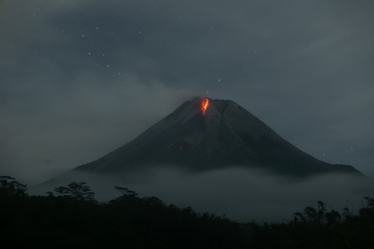 Sebanyak 43 guguran lava dari Gunung Merapi terjadi selama 12 jam.
