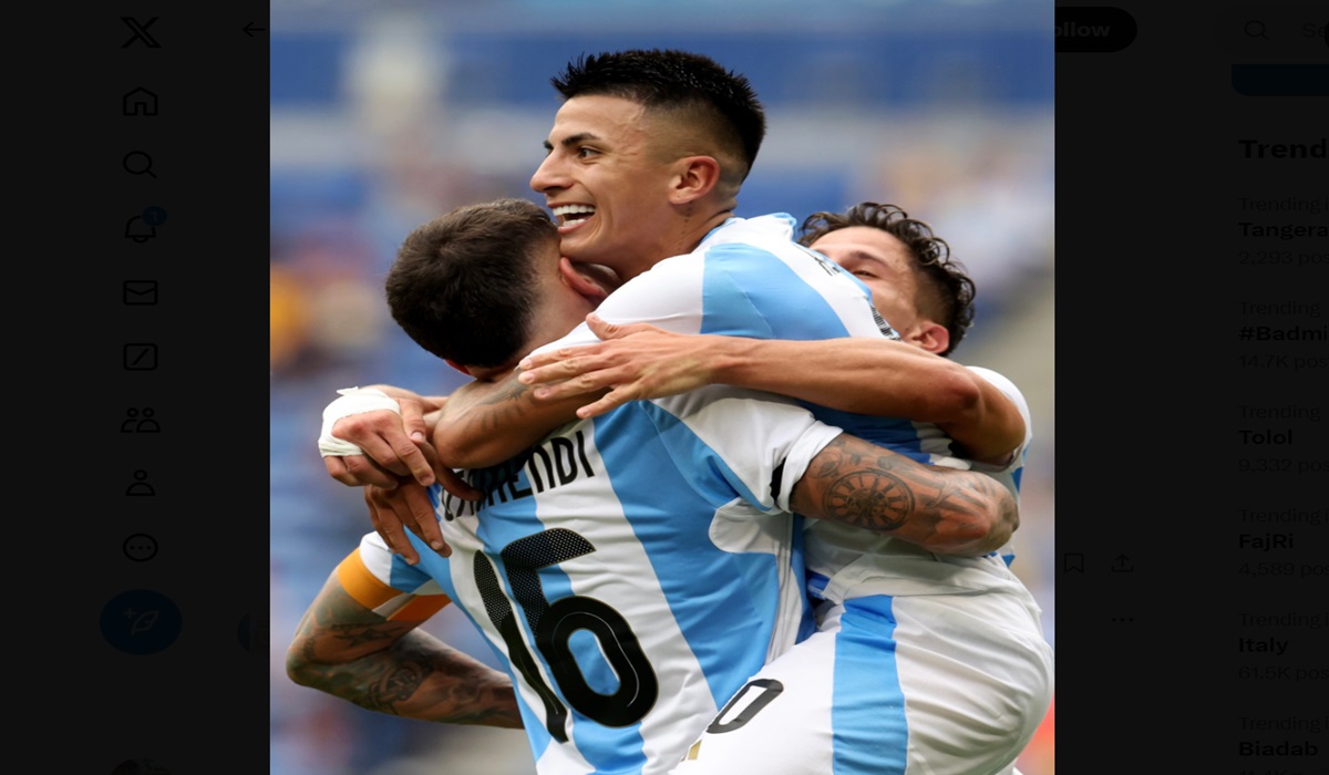 Pemain timnas Argentina Thiago Almada melakukan selebrasi usai mencetak gol ke gawang Ukraina di laga Grup B Olimpiade Paris 2024.