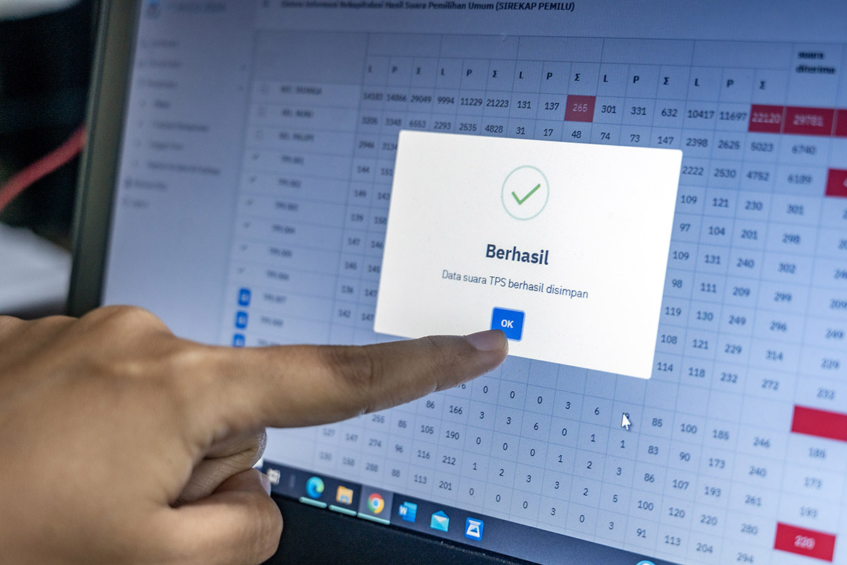Petugas panitia pemilihan menggunakan aplikasi Sistem Informasi Rekapitulasi (Sirekap).