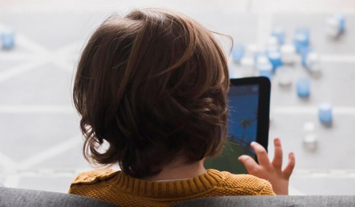 Ilustrasi anak bermain gawai.