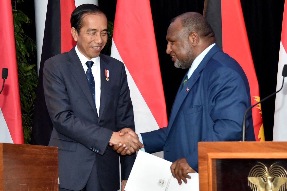 Presiden Joko Widodo berjabat tangan dengan Perdana Menteri Papua Nugini James Marape.
