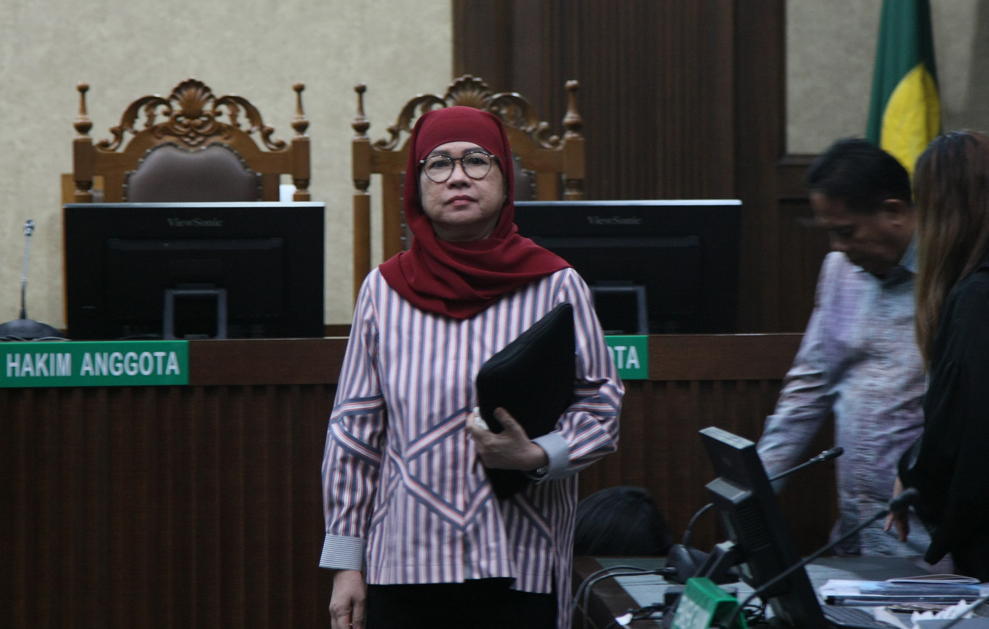 Terdakwa mantan Dirut Pertamina Karen Agustiawan meninggalkan ruang sidang seusai menjalani sidang pembacaan putusan, Senin (24/06/2024). 