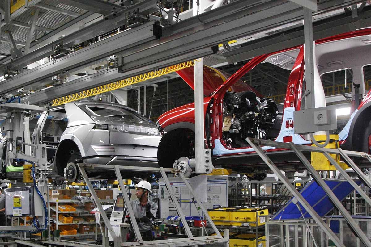 Pekerja melakukan perakitan kendaraan di Hyundai Motor Manufacturing Indonesia di Bekasi, Jawa Barat, Selasa (11/072023).