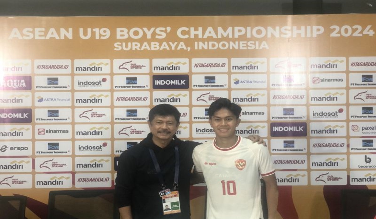 Pelatih timnas Indonesia U-19 Indra Sajfri (kiri) saat konferensi pers selepas laga Piala AFF U-19 melawan Timor Leste.