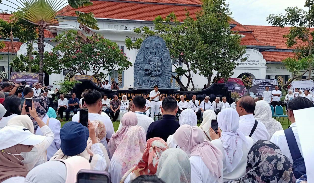 Civitas akademica Fakultas Kedokteran Universitas Airlangga Surabaya melakukan aksi keprihatinan