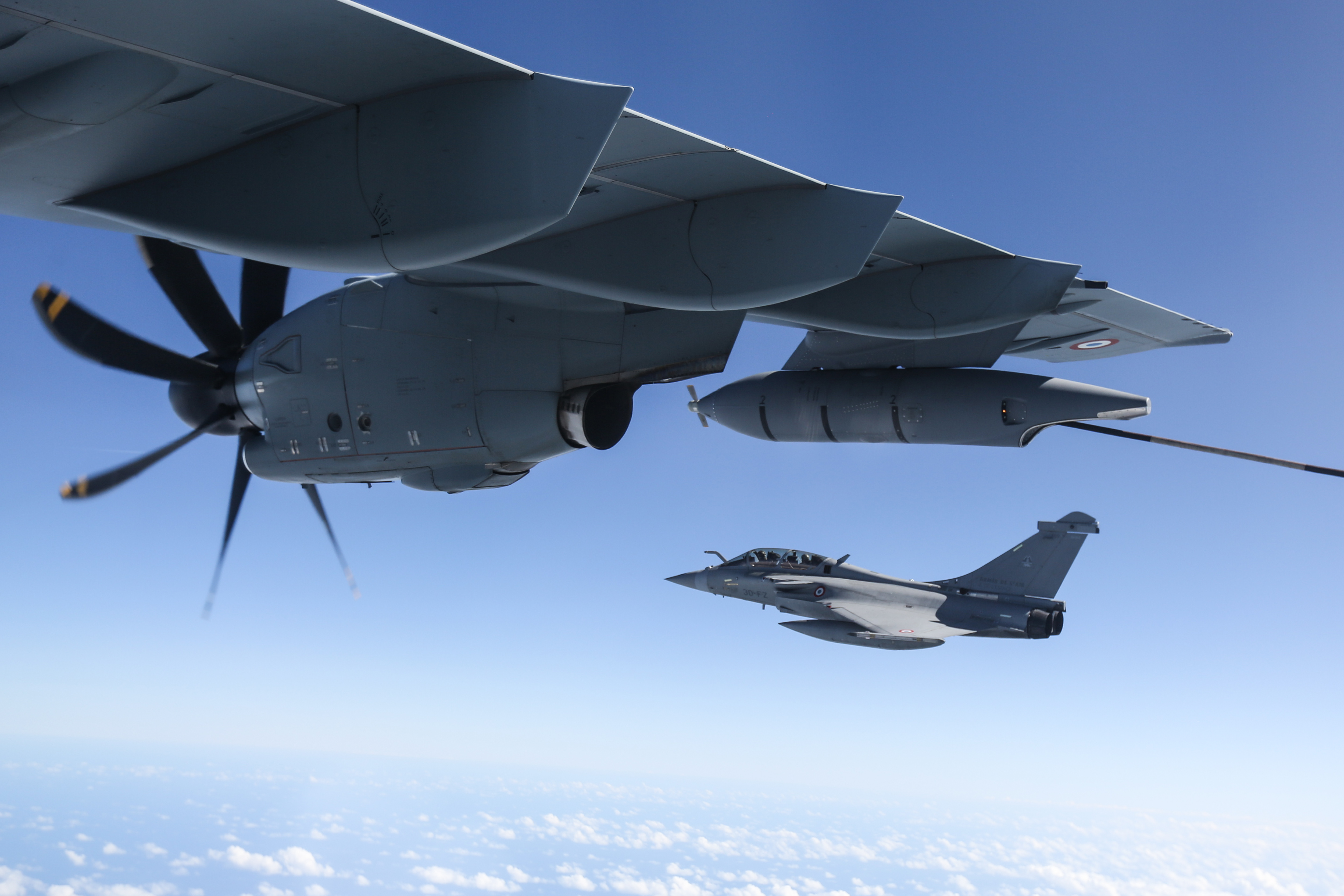 Pesawat Rafale melakukan manuver di udara. TNI akan memperkuat pertahanan udara di IKN.