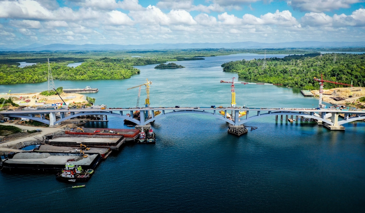 Foto udara suasana pembangunan jembatan duplikasi Pulau Balang bentang pendek penghubung Balikpapan dengan Ibu Kota Negara (IKN) Nusantara 