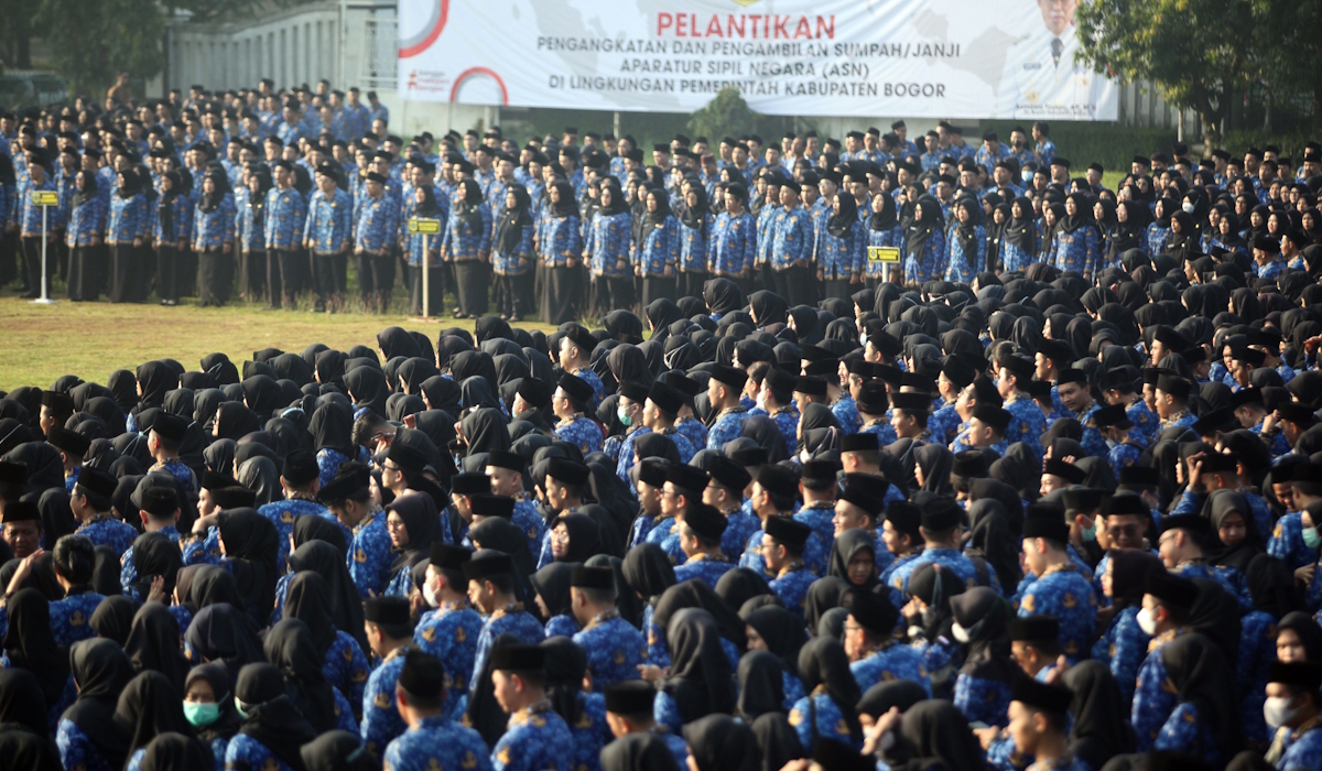 Sejumlah PPPK dan ASN mengikuti pelantikan di Lapangan Tegar Beriman, Cibinong 