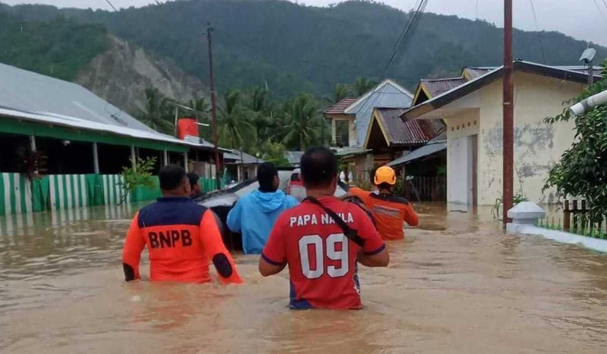 Petugas BPBD Gorontalo melakukan evakuasi warga yang terdampak banjir.