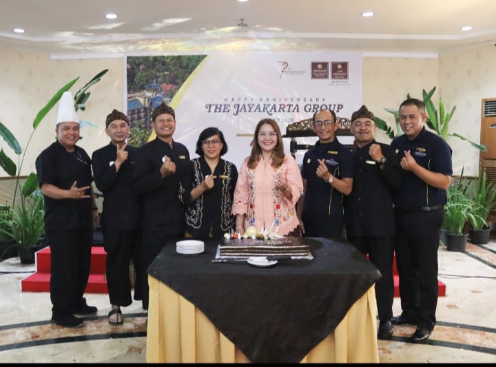 Staf dan Pimpinan Jayakarta Group merayakan ulang tahun ke-70