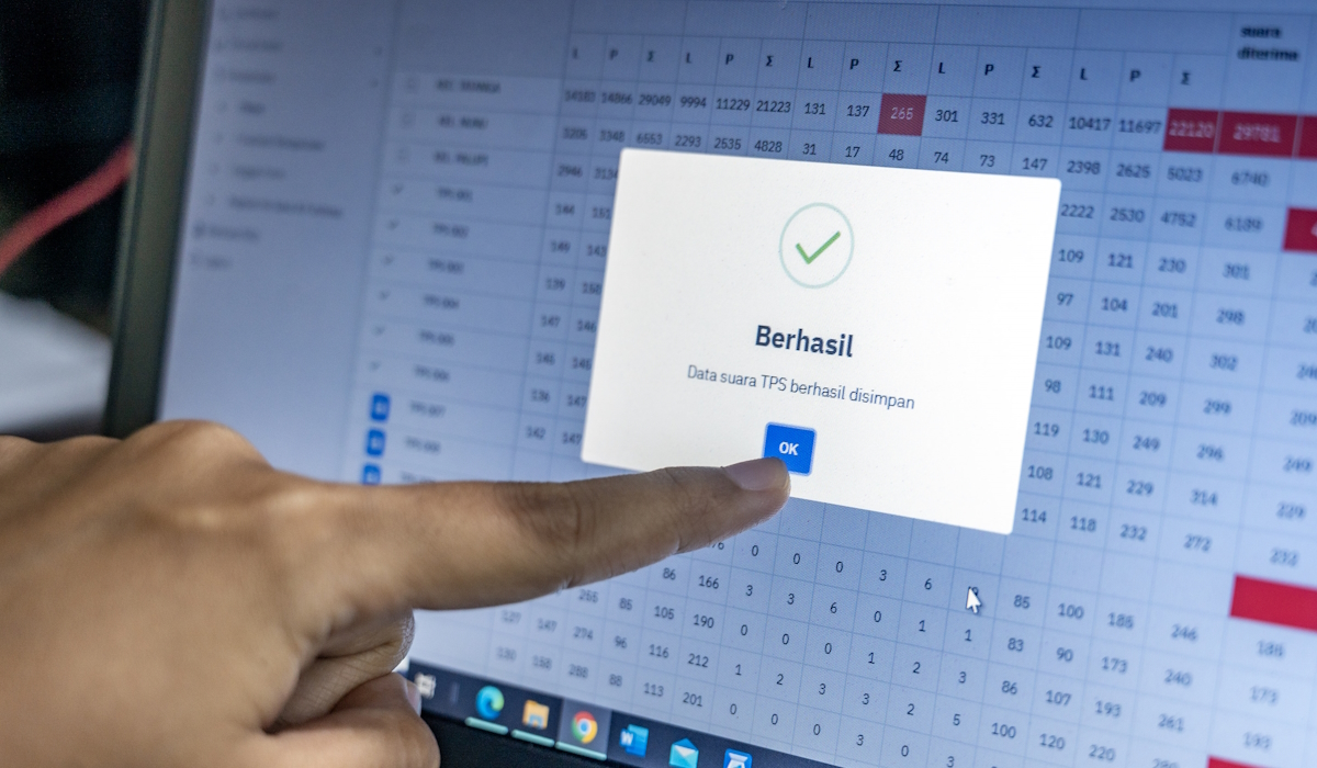 Petugas PPK menginput data penghitungan perolehan suara Pemilu 2024 ke dalam aplikasi Sirekap 