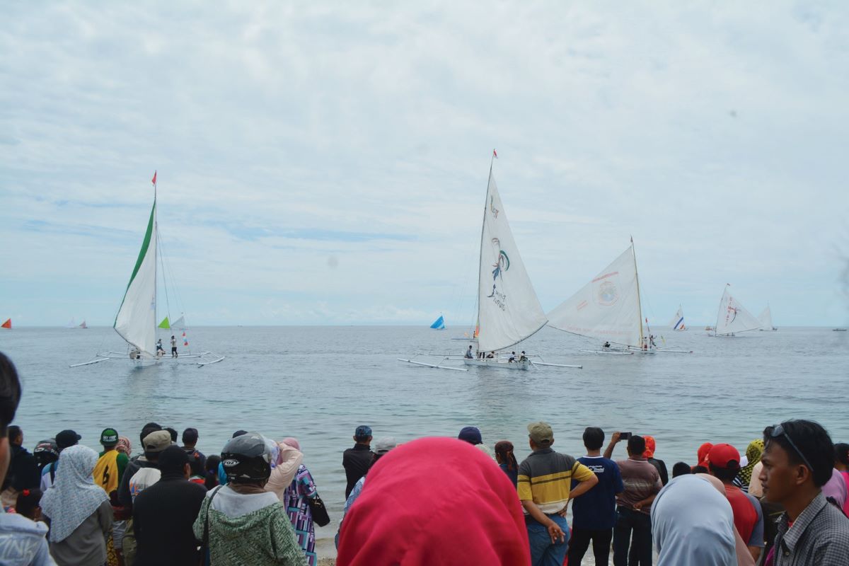 Ilustrasi wisata di Teluk Tomini, Sulawesi Tengah
