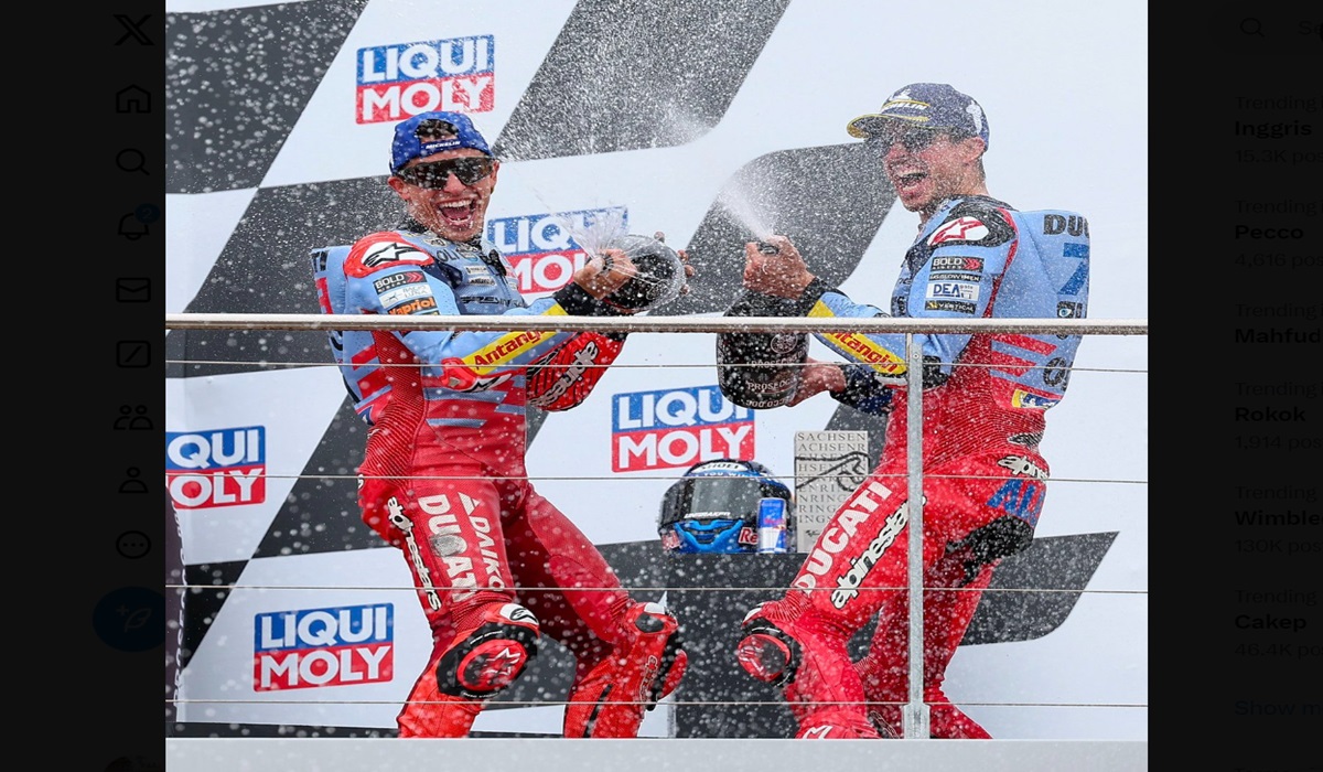 Duo pembalap Gresini Racing Marc Marquez (kiri) dan Alex Marquez melakukan selebrasi di podium GP Jerman.